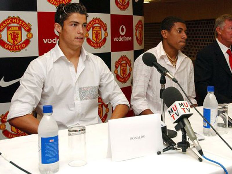 Ronaldo signs for Manchester United