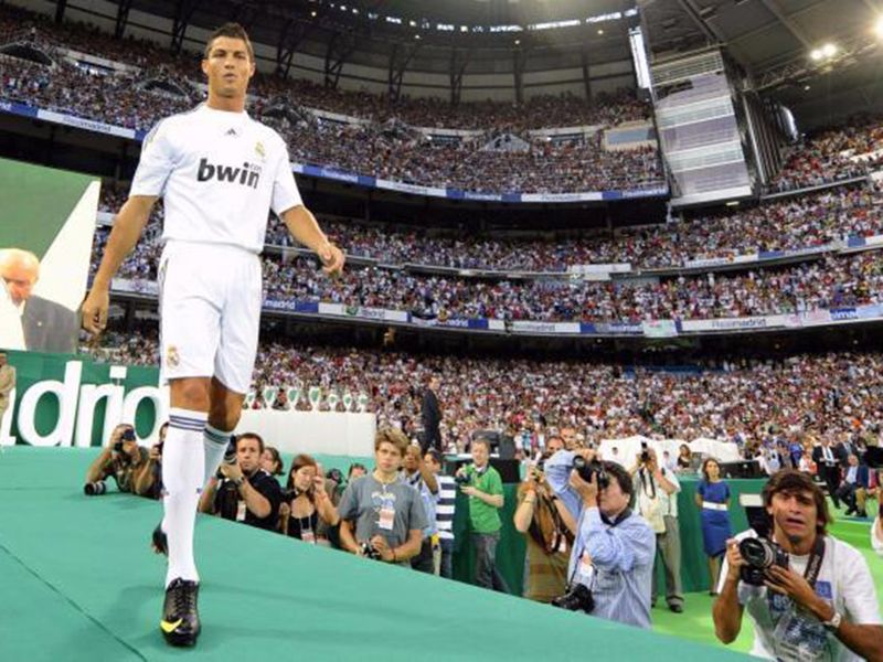 Ronaldo signs for Real Madrid in 2009