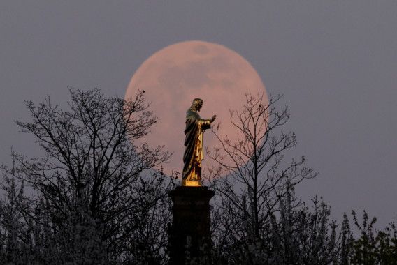 Copy of 2020-04-07T211205Z_1476117003_RC2UZF9IW5IF_RTRMADP_3_SUPERMOON-SIGHTING-FRANCE-1586325301573