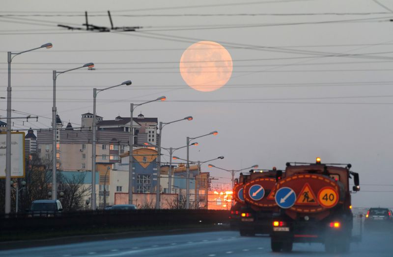 Copy of 2020-04-08T043613Z_1994715653_RC240G9AKKV3_RTRMADP_3_SUPERMOON-SIGHTING-BELARUS-1586325287234