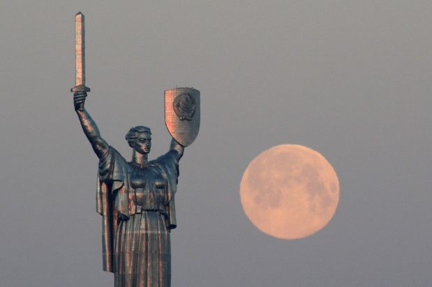 Copy of 2020-04-08T050858Z_1293075167_RC250G973O55_RTRMADP_3_SUPERMOON-SIGHTING-UKRAINE-1586325270225