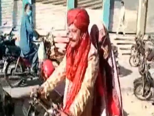 Pakistan: Groom takes bride on a bike amid lockdown