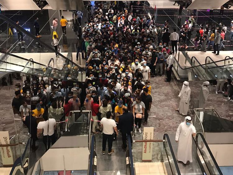 large-crowd-at-Abu-Dhabi-Mall-during-coronavirus_171d988c361_large.jpg