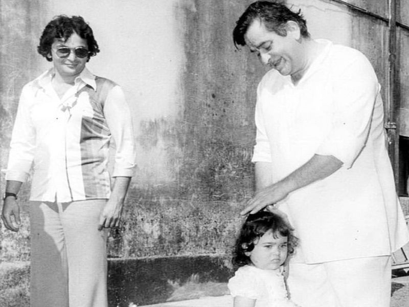 Rishi Kapoor with Raj Kapoor and Karisma Kapoor