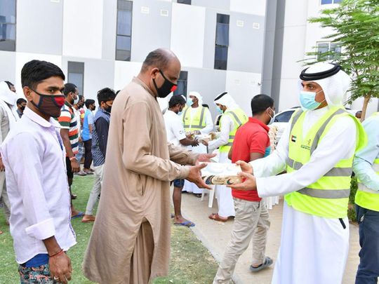 Dubai Police distributing free masks and gloves to workers