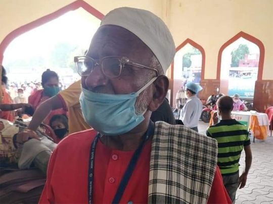 80-year-old coolie at Lucknow station helps migrants for free