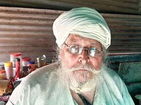 A photo of the 81-year-old Sikh man feeding thousands of migrant workers on a Maharashtra highway
