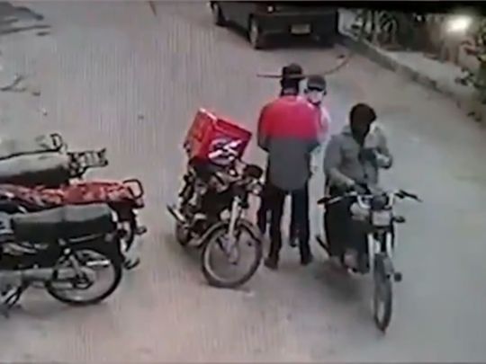 Pakistan: Two robbers had a change of heart, and returned valuables to a food delivery man