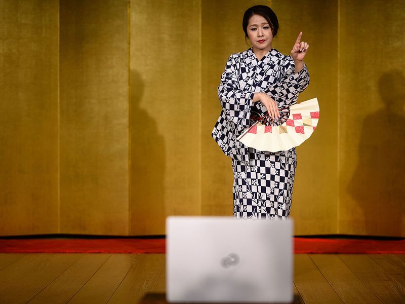 Pandemic pushes Japan geisha to get online
