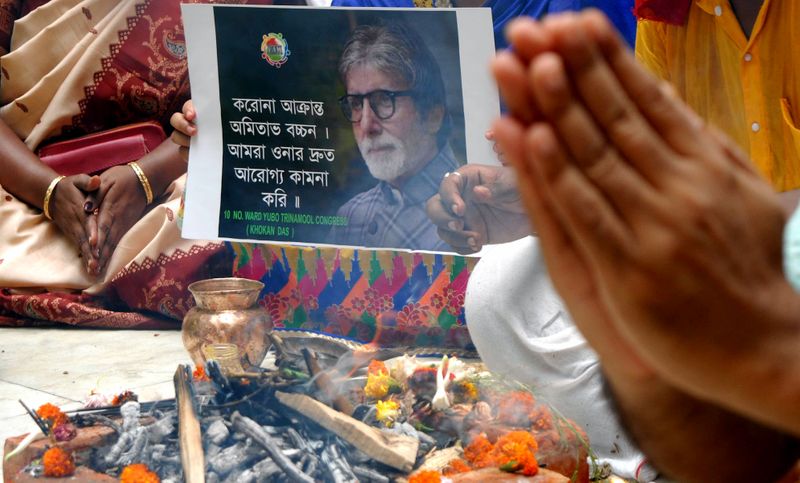 West Bengal, July 12 (ANI): Priests and fans pray for actor Amitabh Bachchan and his actor-son Abhhishek Bachchan for their speedy recovery from COVID-19 in Kolkata on Sunday.