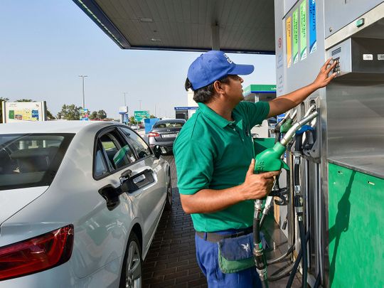 يقوم سكان الإمارات العربية المتحدة بإجراء تغييرات على نمط حياتهم وسط ارتفاع أسعار الوقود