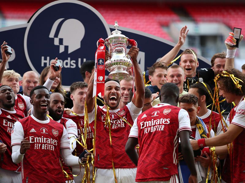Aubameyang lifts the trophy as Arsenal celebrate