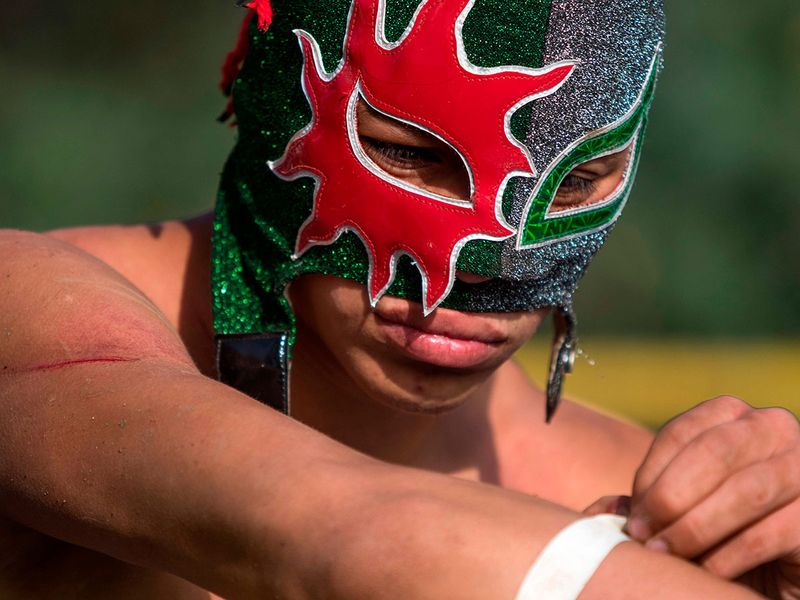 Photos: Mexican wrestlers resist pandemic with outdoor fights