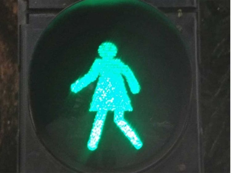Semáforo peatonal con figura femenina