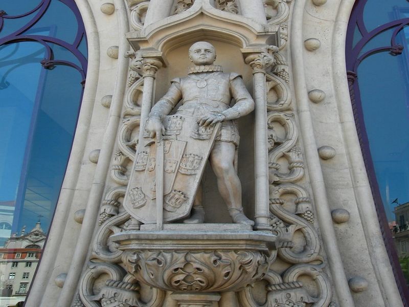 The former statue, standing outside of the Estação do Rossio (Lisboa) II