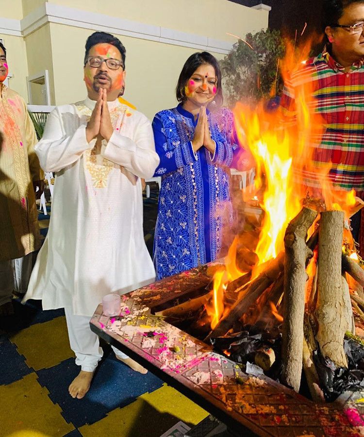 NAT-Rashmi-with-husband-Sailesh-Kotriwal-at-the-Holi-bonfire-1597740588260