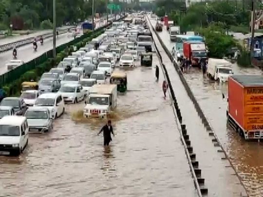 Traffic waterlogging Delhi