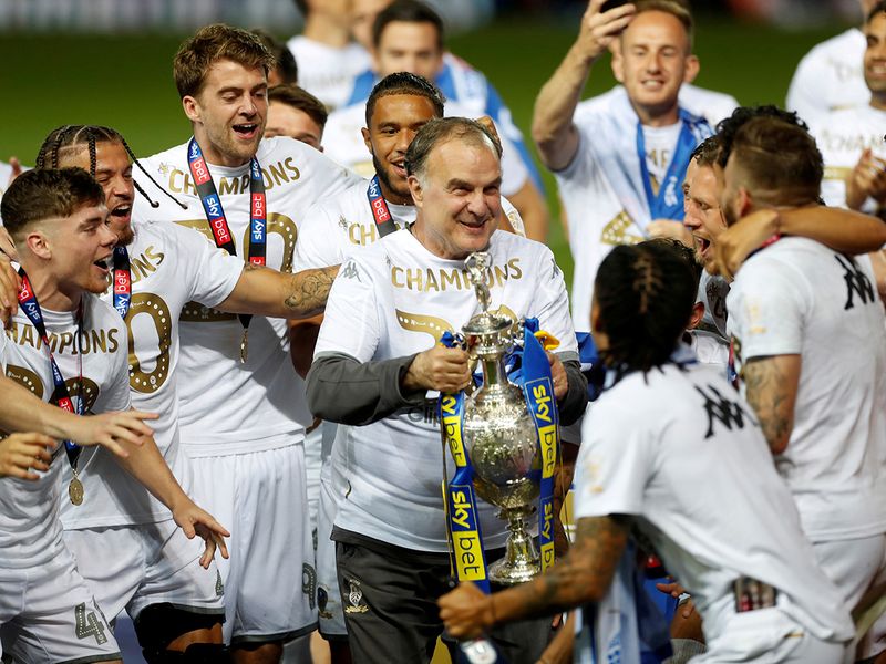  Leeds United players and manager Marcelo Bielsa celebrate winning the Championship and promotion to the Premier Leagu