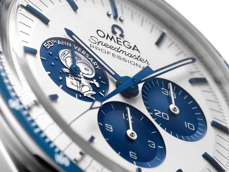 omega-Speedmaster_Snoopy_50th-anniversary-edition_apollo-13_dial