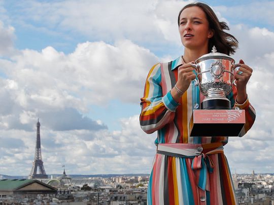 Iga Swiatek poses with the Franch Open trophy in Paris