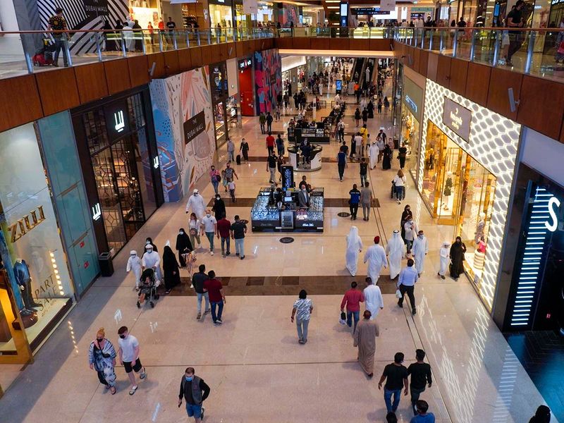 Stock Dubai shopping shoppers economy