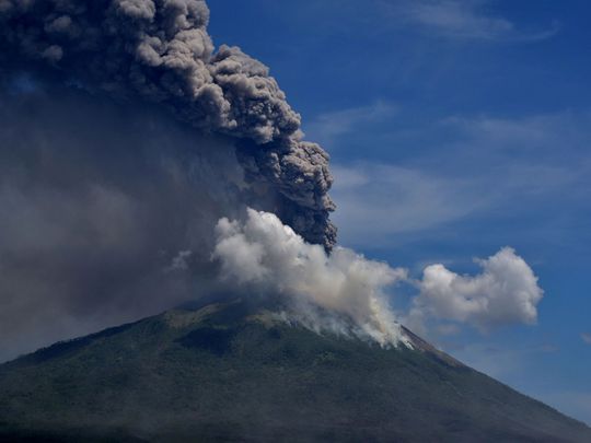 Volcano in eastern Indonesia erupts, thousands evacuated | News-photos ...