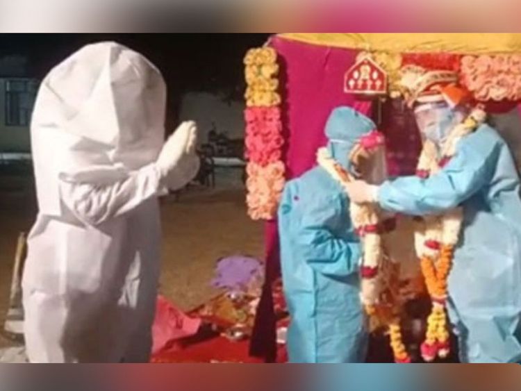 Indian couple weds wearing hazmat suits after bride test positive for COVID-19 - Tatahfonewsrena