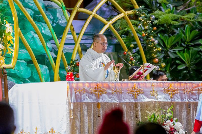 00_Filipino priest Fr Chito Bartolo_Simbang Gabi 2019_Photo by Jay Gonzales Fuerzas 0-1608017062651
