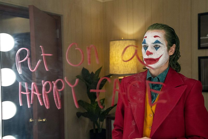 Joaquin Phoenix in Joker (2019)-1577794549306