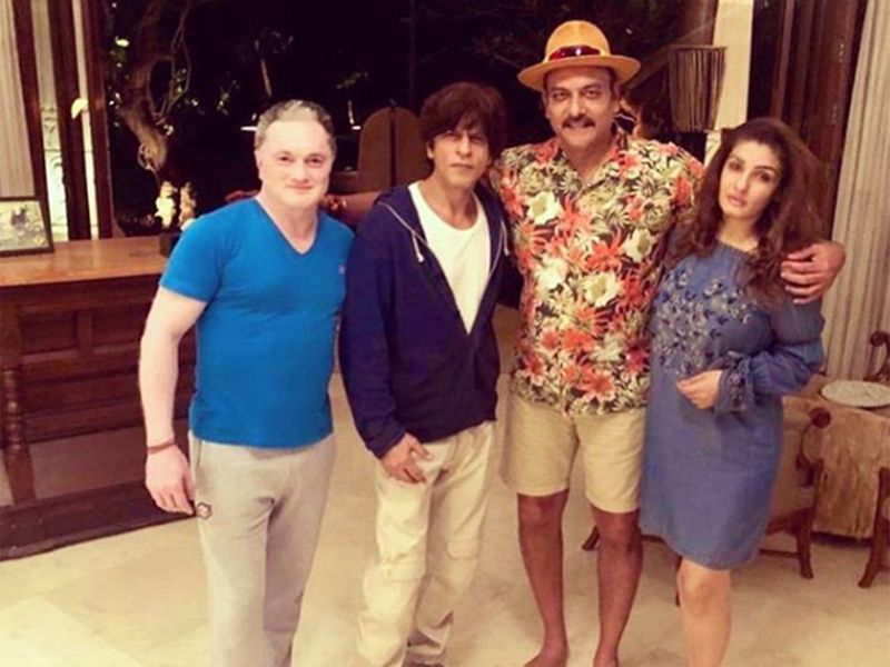 Ravi Shastri enjoys a night out with SRK, Raveena Tandon