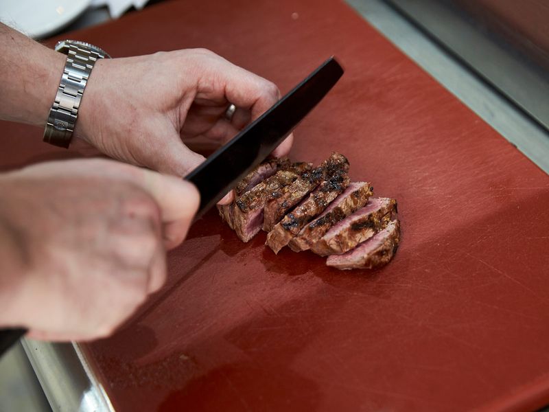 Cutting the steak 