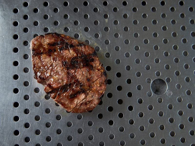Resting a grill-cooked steak 