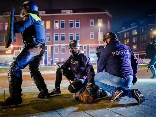 Dutch policemen protest arrest