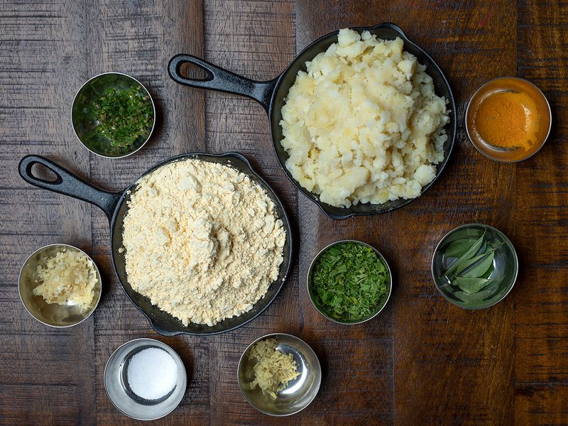 These are the 9 ingredients you require to make the vada