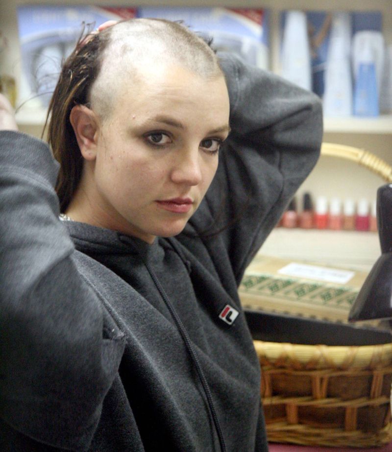 Britney Spears shaves her head in 2007