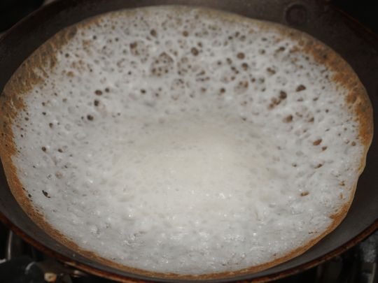 A cooked hopper will automatically leave the edges of the pan