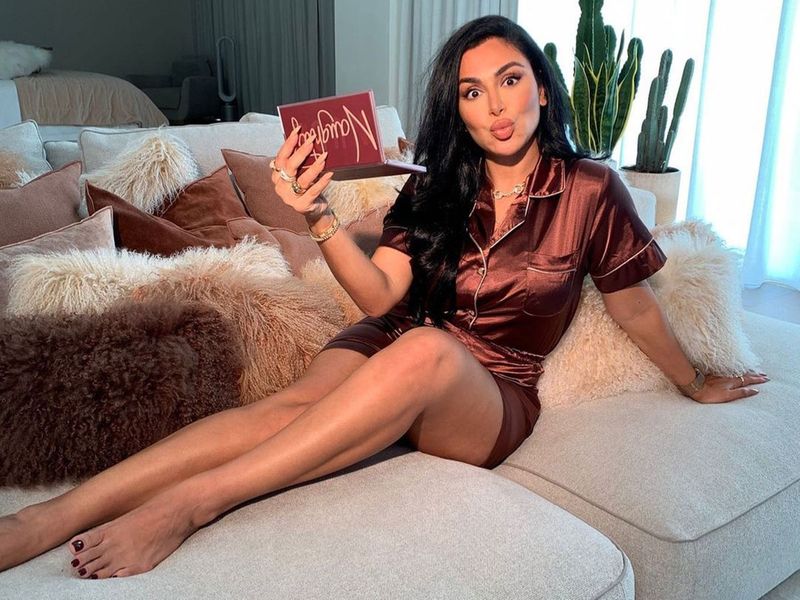 Uuda Beauty Mogul Huda Kattan Is Excited To Receive Book From Bollywood Star Priyanka Chopra 0244