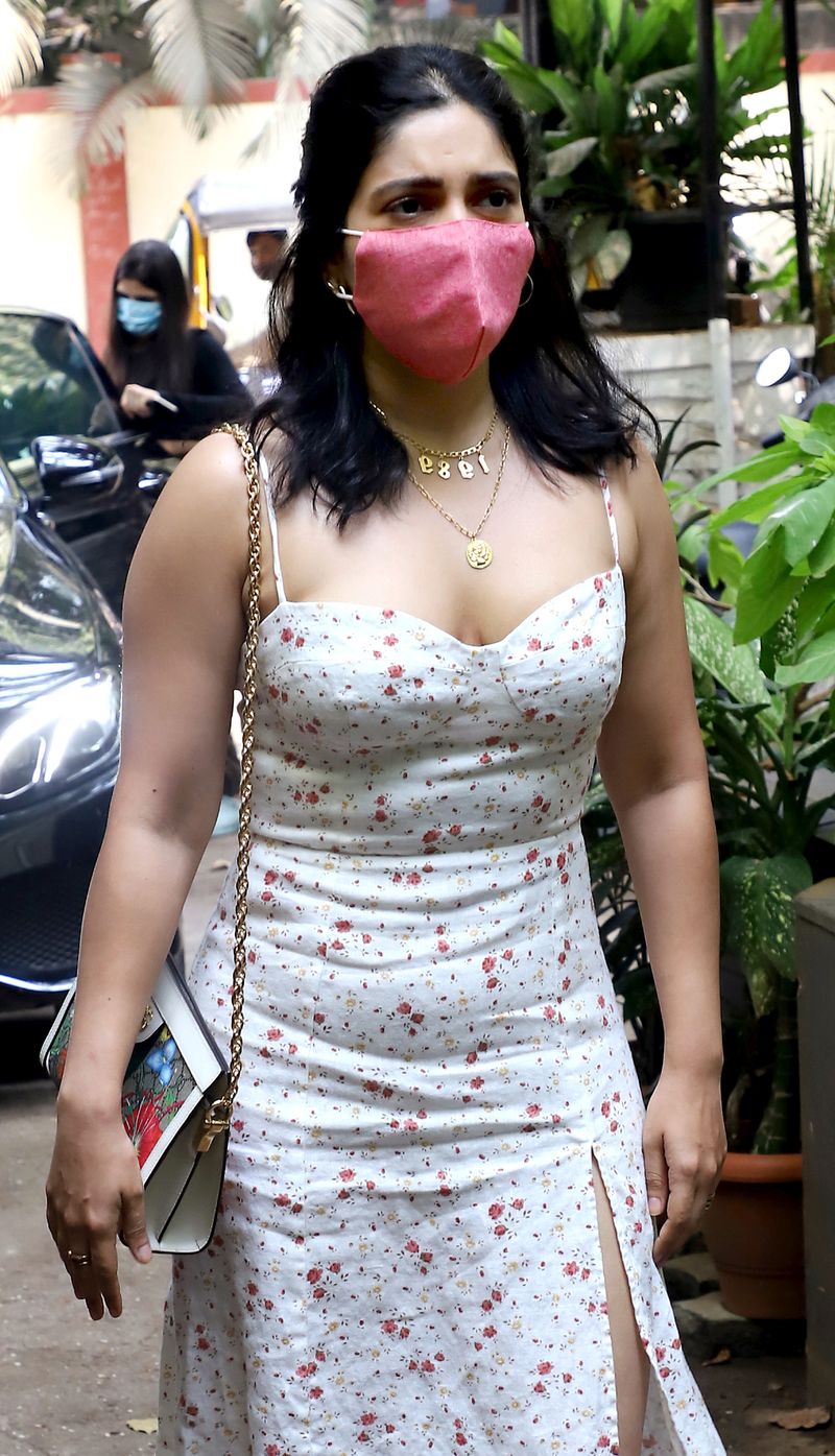 Maharashtra, March 19 (ANI): Bollywood actress  Bhumi Pednekar spotted at Bandra, in Mumbai on Thursday. (ANI Photo)