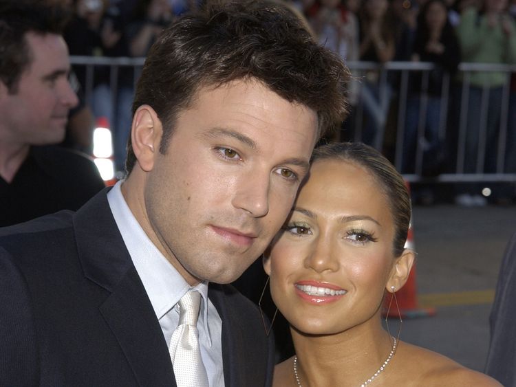 BEN AFFLECK and JENNIFER LOPEZ at the Los Angeles premiere of his new movie DareDevil. 09FEB2003. Paul Smith / Featureflash