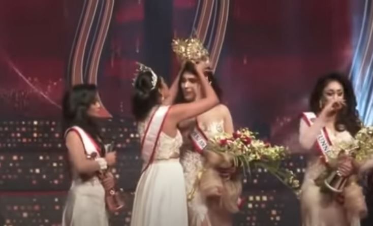 YouTube sreengrab of video where Caroline Jurie is taking the crown off Pushpika DeSilva