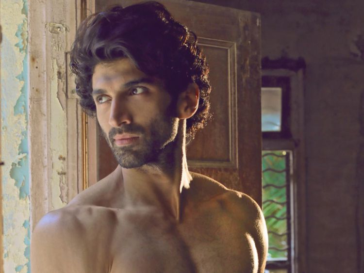 Aditya Roy Kapur's Chiseled Jawline And 'Heavier Than Normal' Makeup  Pictures Sets Female Fans Swooning