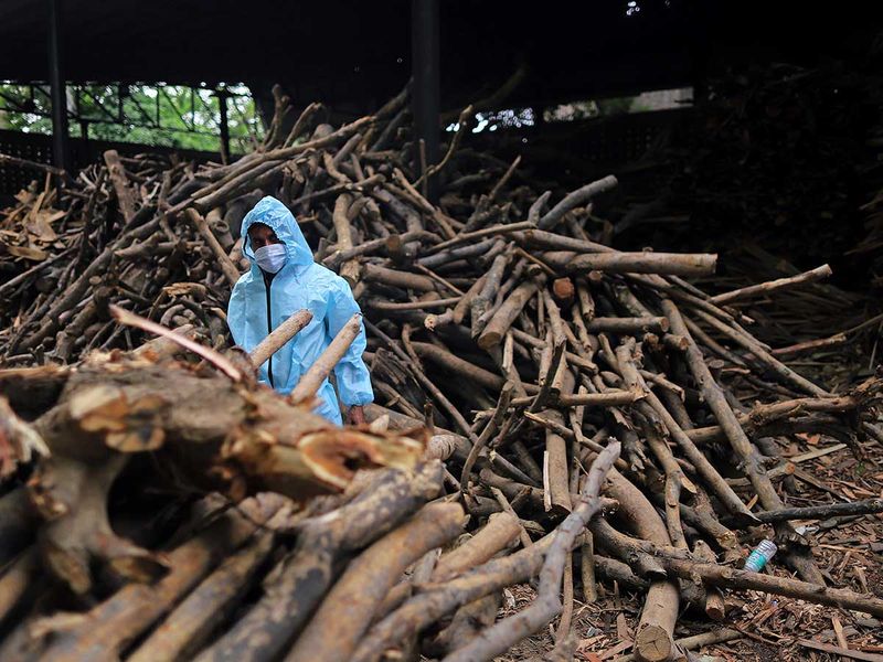india funeral covid wood pyre crematorium