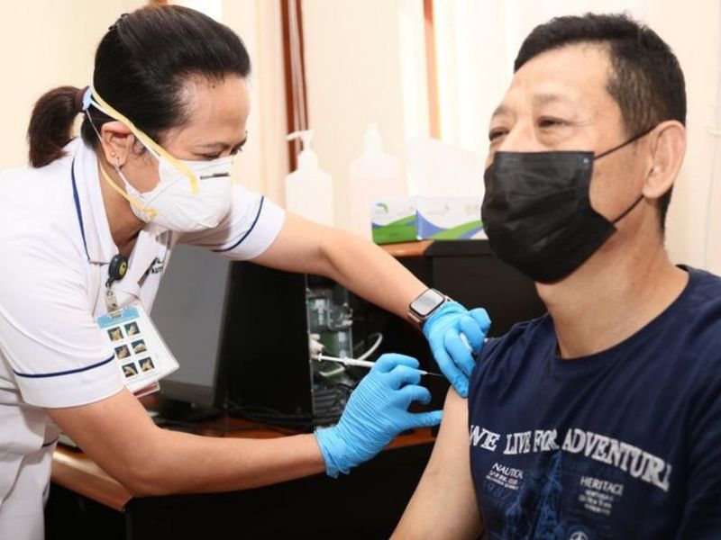 Chinese tourists receive free COVID-19 vaccines in Dubai 