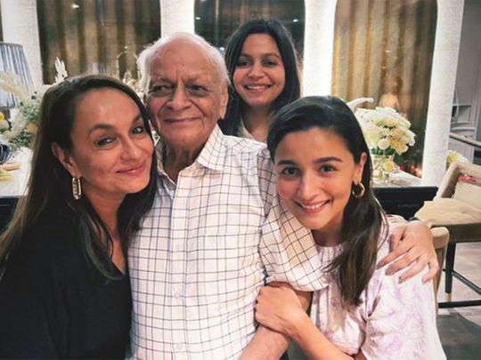 Alia Bhatt with her grandfather Narendra Nath Razdan, mum Soni Razdan and sister Shaheen 