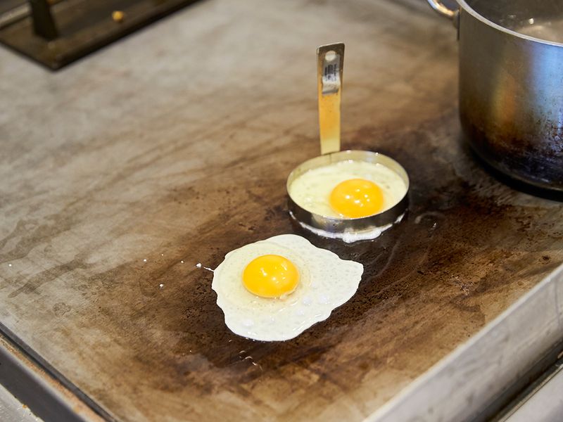 Frying eggs 