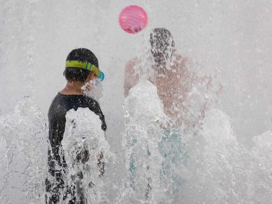 children play fountain heatwave Oregon