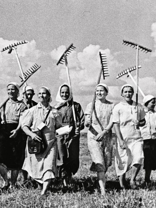 Workers at the Klishevo collective farm near Moscow, 1941