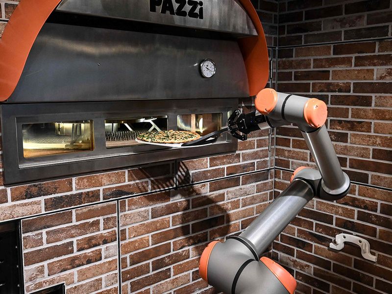 Pizza-making robot 