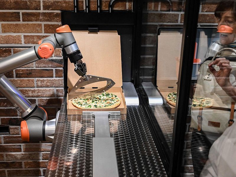 Pizza-making robot 