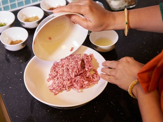 Put minced meat in a bowl 